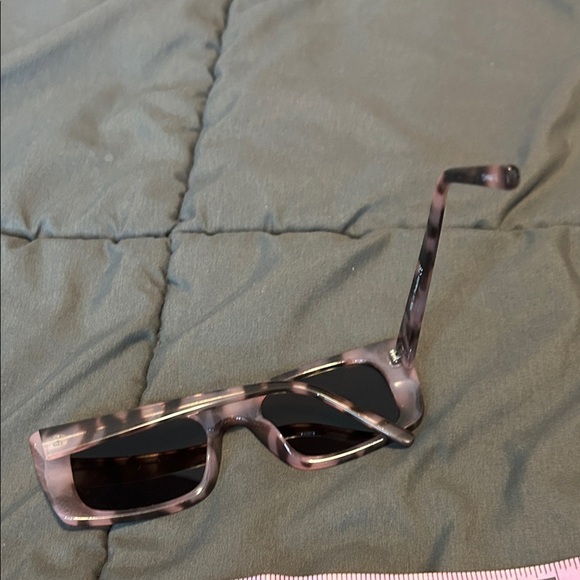 Chic Pink Patterned Sunglasses - Picture 10 of 12